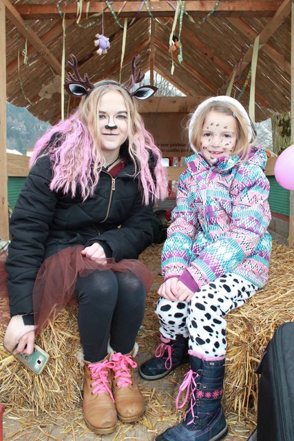 Verena und Jana (von links)