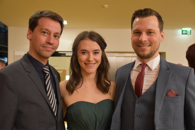 Vize-Bgm. Christoph Walch mit Theresa Braun (mit Partner), die zusammen mit Landesmusikschuldirektor Oliver Felipe-Armas den Abend eröffnete.