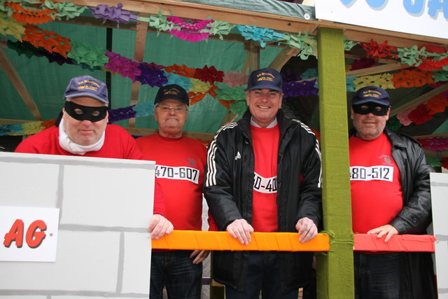 Die "St. Gilgener Dilettanten" zogen als Panzerknacker durch den Ort.