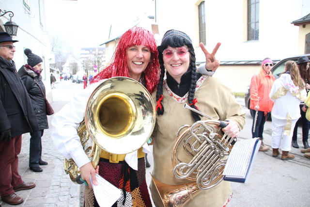 Die Bürgermusik-Mädels Hertha und Helene begleiteten den Umzug.