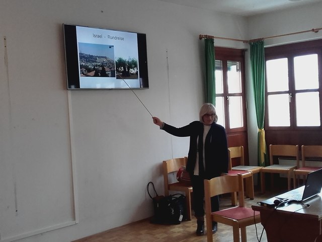 Gertrud Papousek beim Vortrag