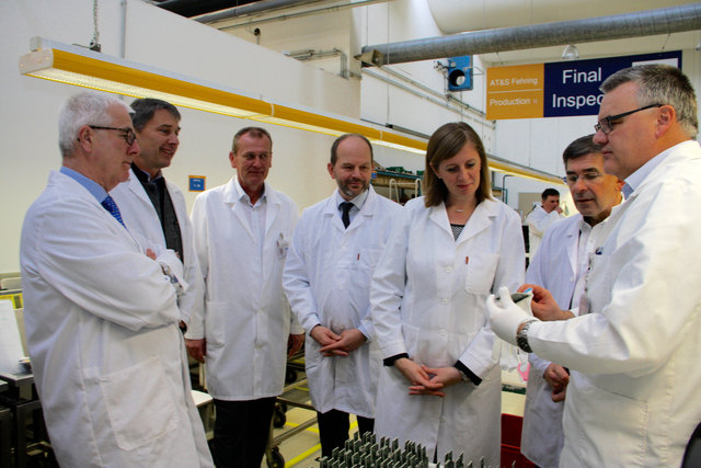 AT&S-Werksführung in Fehring: Heinz Moitzi, Johann Winkelmaier, Christian Fleck, Andreas Gerstenmayer, Barbara Eibinger-Miedl, Franz Fartek, Wolfgang Spörk (v.l.).