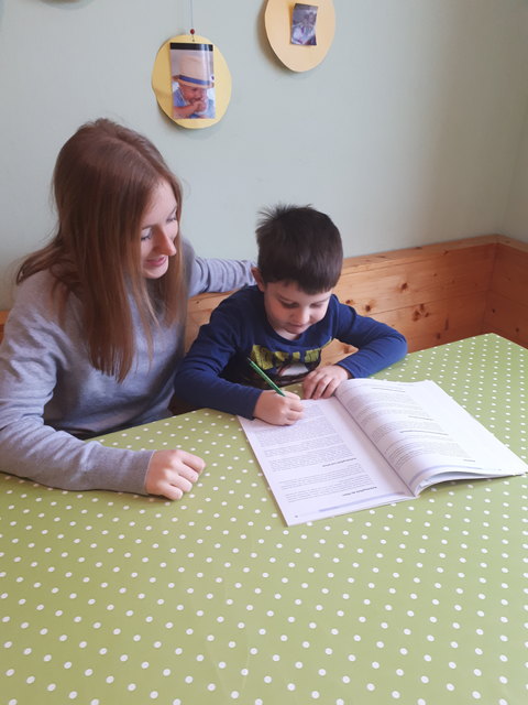 Egal ob Hausaufgabe oder Gesellschaftsspiel: Die ausgebildete Volksschullehrerin Valerie Neussner garantiert in der Kindergruppe Valerie eine qualitativ hochwertige Betreuung. | Foto: zVg