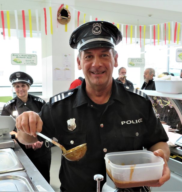 Auch "Norbert der Gailtaler" kochte als Polizist verkleidet zum Fasching am Villacher Wochenmarkt gut auf!