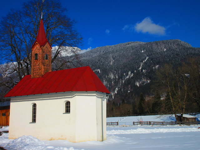 Kapelle in Oberdöbernitzen bei Kirchbach, dahinter der Reißkofel.