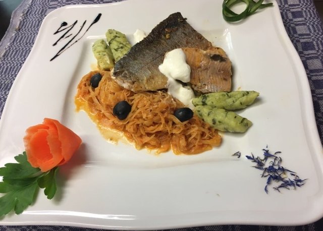 Regionale Küche mit Liebe zum Detail: Saibling auf Paprika-Olivenkraut mit Bärlauchgnocchi | Foto: Gasthaus zur Linde