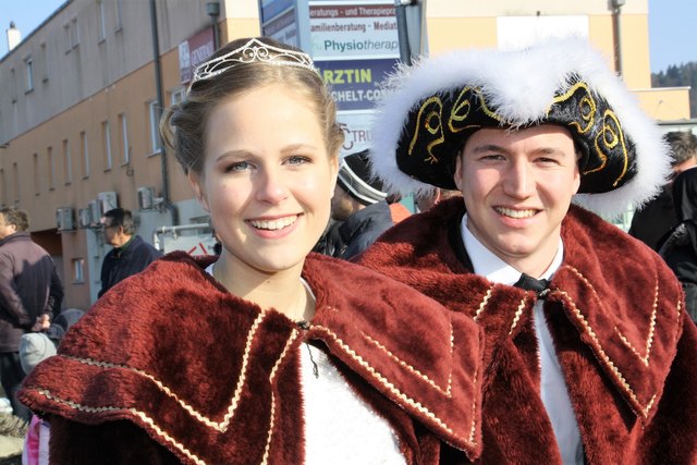 Hannah Tulnik und Michael Baumhackl führten als Prinzenpaar den Faschingsumzug in Fernitz-Mellach an.