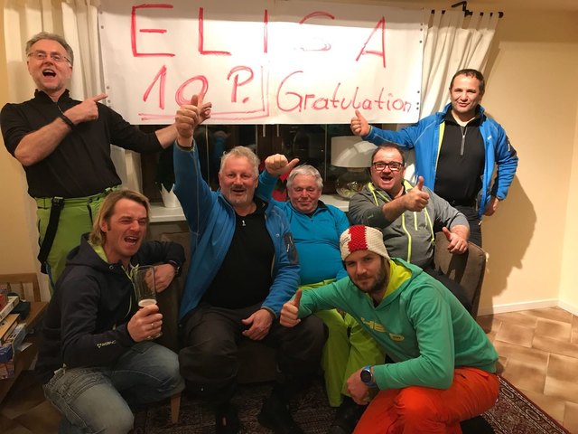 Die Schiunion Böhmerwald feiert den Sieg von Elisa Mörzinger gebührend.