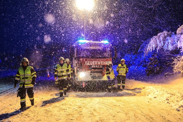 In den Morgenstunden des Montags war wieder extremer Schneefall angesagt. Die Feuerwehren hatten zu tun. | Foto: FF Hallersdorf