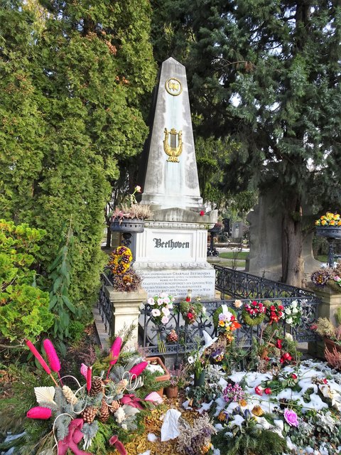 Viele Liebhaber von Beethoven legen auch heute noch Blumen nieder.