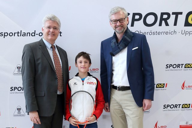 Von links: Schuldirektor Herbert Kirschner, Tennistalent Simon Leitner und Sportlandesrat Michael Strugl.
