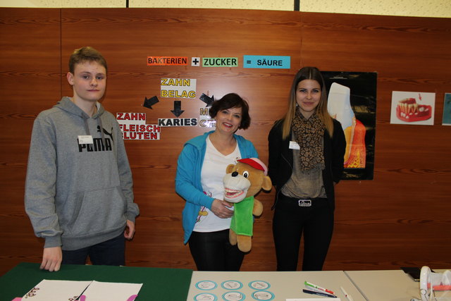 Inge Egger (m.) mit den Daniel Schönegger und Claudia Wallner. | Foto: TFBS Lienz