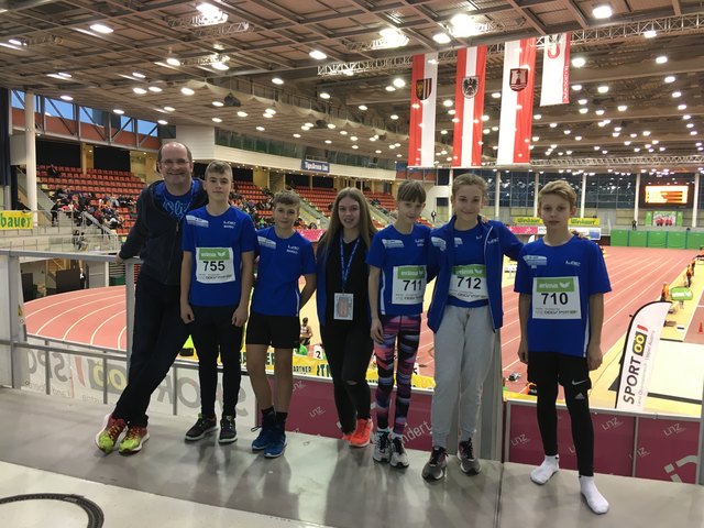 Mario Pejazic (2. v. l.) siegt beim Gugl Indoor 2018, Ben Knöbl wurde Dritter. | Foto: LAC Amateure Steyr