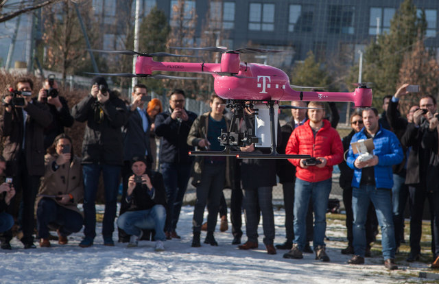 Erster 5G-Drohnenflug Europas: Mit Hilfe einer "Virtual Reality"-Brille hat der Bediener einen Liveundumblick.