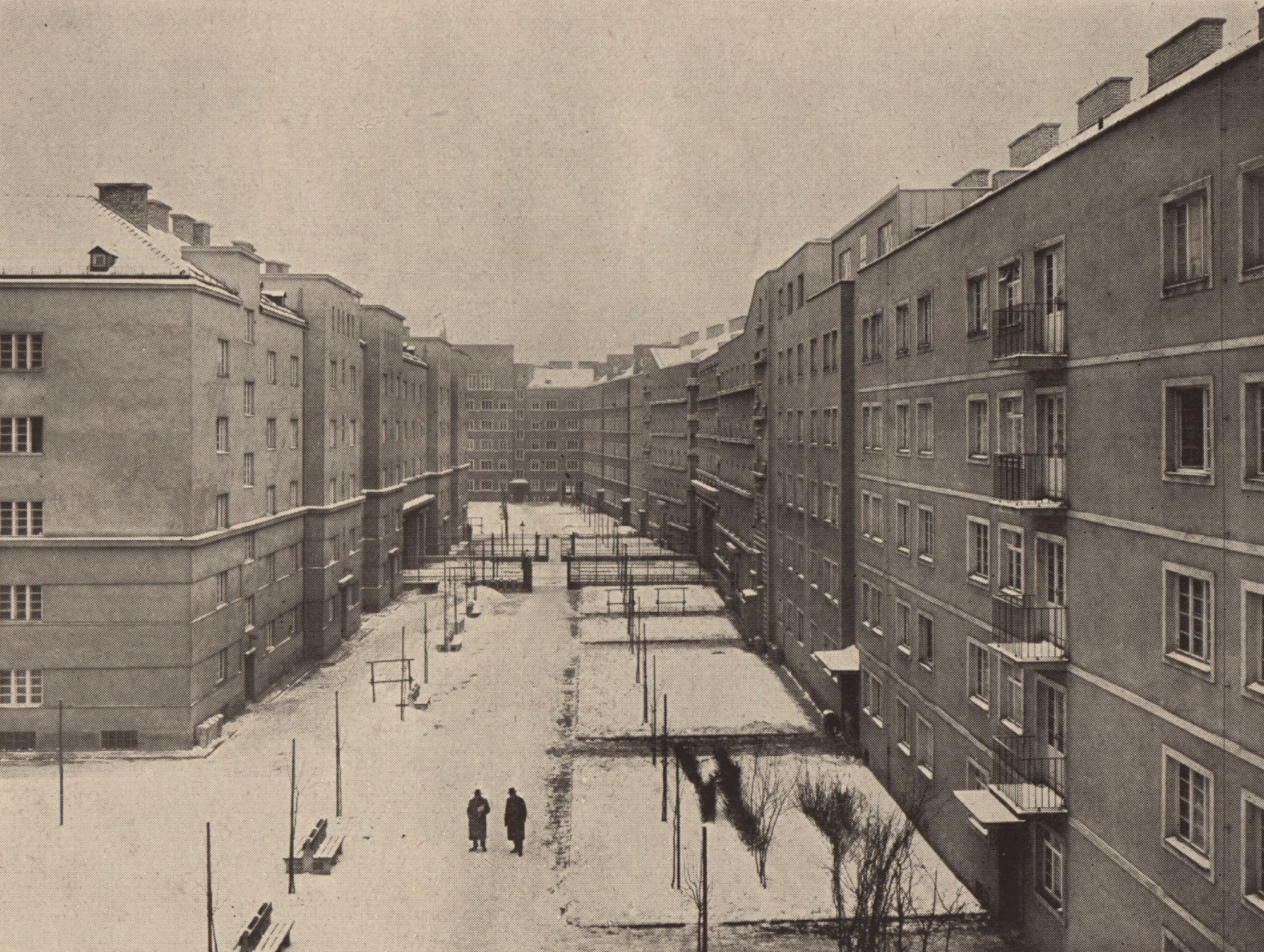 Ein historisches Foto vom verschneiten Innenhof des Winarskyhofs. Die Gebäude sind fünf bis sechs Stockwerke hoch.