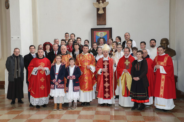 Weihbischof Hansjörg Hofer, Pater Zlatko Spehar von der Kroatisch-katholischen Pfarrgemeinde, Landeshauptmann Wilfried Haslauer und Bürgermeister Harald Preuner beim Gruppenbild nach dem Gottesdienst