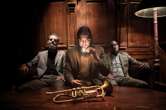 Das Trio "Mario Rom's Interzone": Bassist Lukas Kranzelbinder, Trompeter Mario Rom und Drummer Herbert Pirker. | Foto: Severin Koller