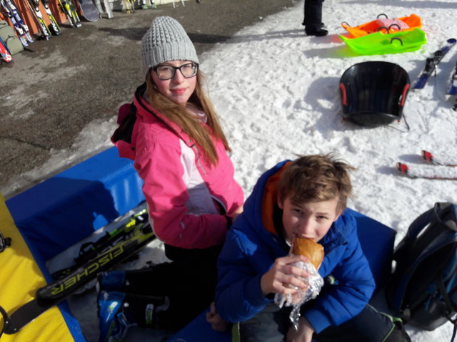 Selina und Dominik bei einer Stärkung zwischendurch.