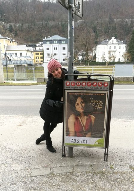 Kerstin Raunig vor "ihrem" Plakat in Salzburg | Foto: KK