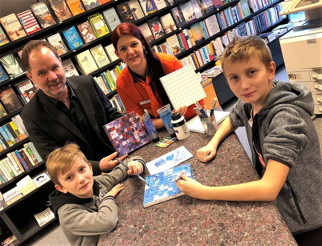 Christian und Michael sind begeistert von dem Gedanken mit „Malen“ kranken Kindern zu helfen – eine großartige Idee von Erich Ögg (hinten links) und Kerstin Rendl (hinten rechts). | Foto: Hubert Berger