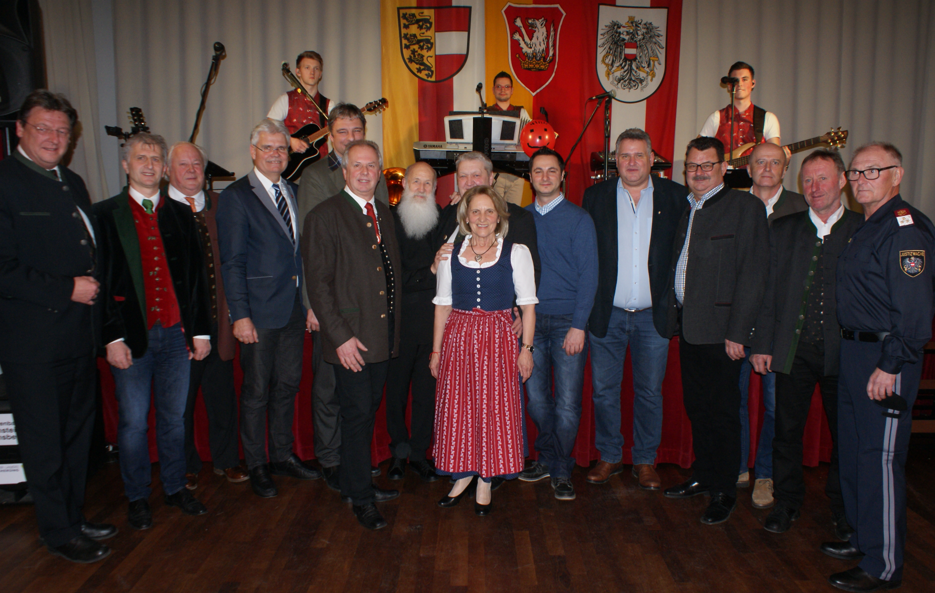 Geburtstagskind Josef Matschnig (5. v. l.) im Kreise einiger Gratulanten