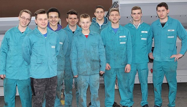 Die Lehrlinge präsentieren sich: Sebastian Schloffer, Silvio Pöschl, Daniel Leopold (Schnupperlehrling), Marco Kubik (Schnupperlehrling), Michael Graf (Schnupperlehrling), Patrick Gürentz, Stefan Esterl, Werner Paar und Michael Graßl. | Foto: Binder+Co (6)