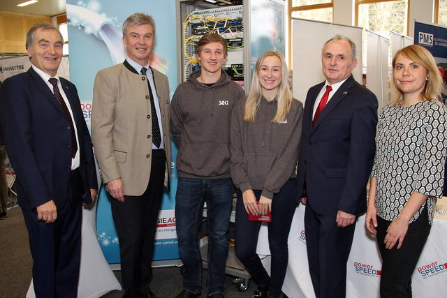 Hubert Felhofer, Generaldirektor der Energie AG, Werner Steinecker, die Schüler Manuel Past, Lisa Kranfuß, Direktor Walter Jungwirth und eine Energie-AG-Mitarbeiterin, v. l.