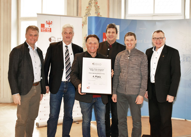 LR Tratter und Vizepräsident Hauser mit den Trägern des viertplatzierten Projekts der Gemeinden Kematen, Polling (mit Bgm. Gottlieb Jäger/ Mitte), Unterperfuss, Ranggen, Gries, St. Sigmund.