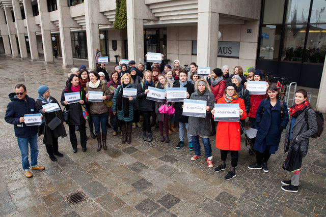 Zum Auftakt wurde gemeinsam zum Neuen Rathaus spaziert und die ersten Unterstützungserklärungen unterzeichnet. | Foto: Julia Vogt