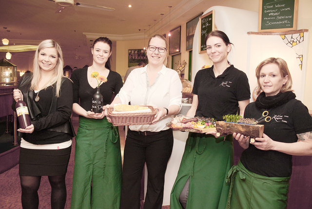Nina Neuhold-Kofler (Mitte) mit dem Frühstücksteam des Hotels Kongress.﻿
