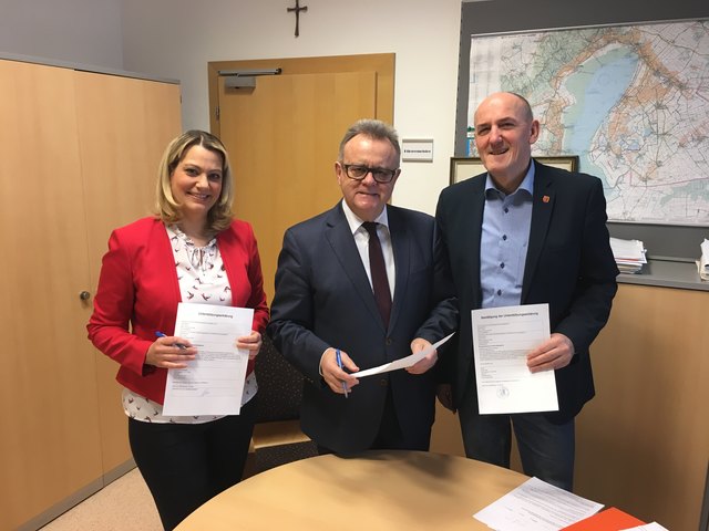 Unterstützung für die Frauen: GR Daniela Winkler, LH Hans Niessl und Bgm. Josef Ziniel | Foto: SPÖ