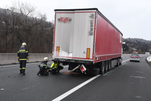 Der LKW Lenker bremste bei der Ausleitung zur Kontrollstelle in Radfeld seinen LKW auf der rechten Spur ab. | Foto: Zoom.Tirol