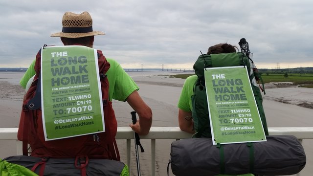 Auf ihrem Long Walk Home sammelten die beiden Freunde Spenden für die Alzheimerforschung. | Foto: KK