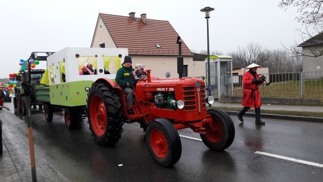 Der Faschingsumzug führte rund um den Ort. Endstation war beim Feuerwehrhaus. Dort gab es den gemütlichen Ausklang.
