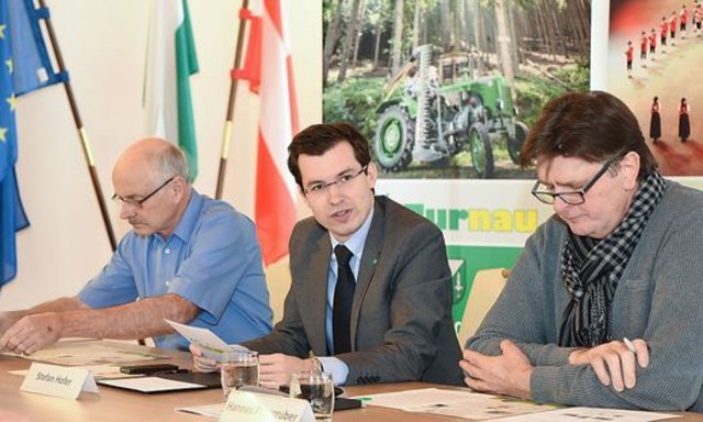 Hannes Putzgruber (r.) und Günter Breidler (l.) veranstalteten bereits vor einem Jahr in Turnau bei Bgm. Stefan Hofer einen Vortrag über Carl Morré.