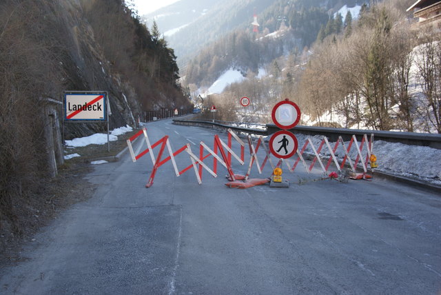 Die L76 Landecker Straße bleibt aufgrund der Sicherungsmaßnahmen bis auf weiteres gesperrt.