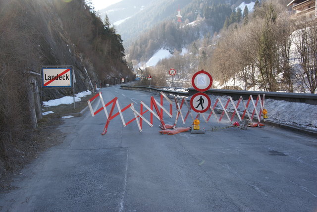 Sanierungsmaßnahmen laufen: Die Landecker Straße L 76 bleibt bis auf weiteres gesperrt. | Foto: Kolp