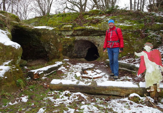 Mehrere Eingänge führen in die Römerhöhlen.