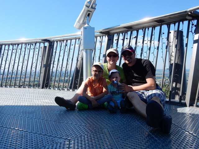 Sichtlich Erschöpft aber die Aussicht hat sich gelohnt. Wir haben den Aussichtsturm von Lendava (Slowenien) ganz ohne Aufzug hinauf geschafft.