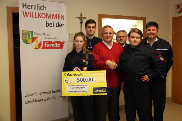 Vinzi-Obmann Gottfried Mekis (2.v.l.) danke der Feuerwehrjugend der FF Fernitz für die Sammlung aus der Friedenslichtaktion. | Foto: KK