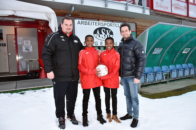 Rapid holt Klagenfurter Nachwuchskicker: Collin und Christian Iyobosa aus Fischl. ASK-Klagenfurt-Sportdirektor Matthias Dollinger und Trainer Christian Trappitsch sind mächtig stolz | Foto: Polzer