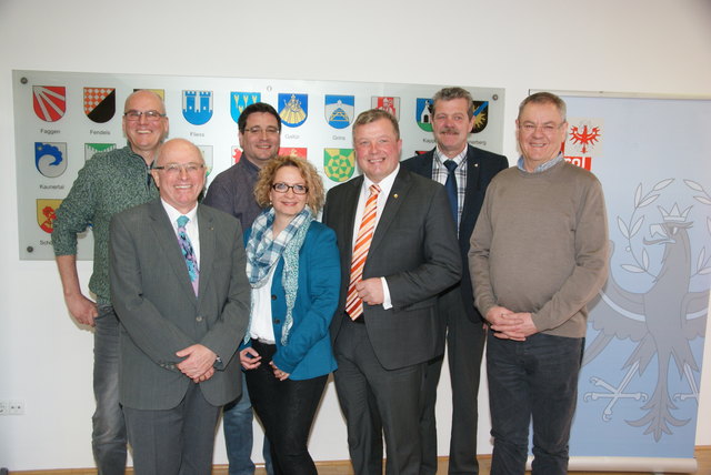 Projektvorstellung in Landeck: Toni Pircher, Hans Georg Kreuzer, Christoph Heumader, Kathrin Hörschläger, LR Bernhard Tilg, BH Markus Maaß und Gottlieb Sailer (v.l.).