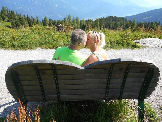 Omi und Opi beim "Bussln" . . . vorbildlich für die ganze Familie