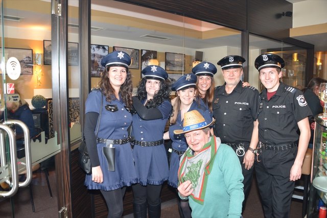 Viele Maskierte tummelten sich in den Lokalen. Fotos: Pfister