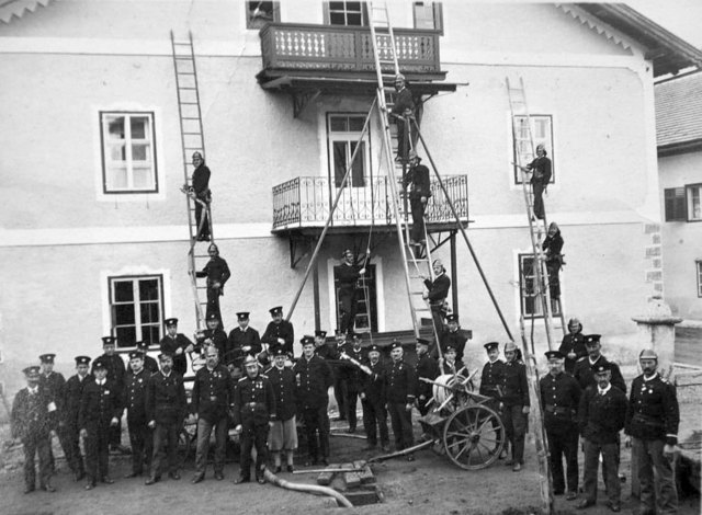 Ein Foto der Feuerwehr Aldrans beim Proben mit einem alten Spritzenwagen am Dorfbach.
Dieses Foto wurde auf der Höhe der heutigen Bushaltestelle Dorfplatz gemacht. Foto(c) ff/skamen