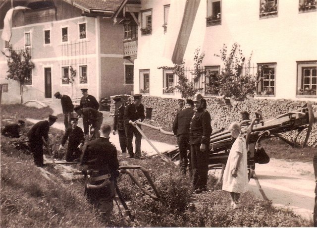 Gruppenfoto der FF-Aldrans um 1910 auf dem Dorfplatz. 39 Mann standen damals für die Brandbekämpfung zur Verfügung.Foto(c)ff/skamen