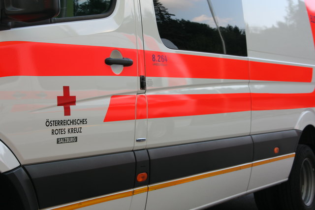 Bei einem Auffahrunfall in Eugendorf mit vier beteiligten Autos verletzt sich eine schwangere Frau. Sie wird mit der Rettung ins Krankenhaus gebracht. | Foto: Symbolfoto: BBL