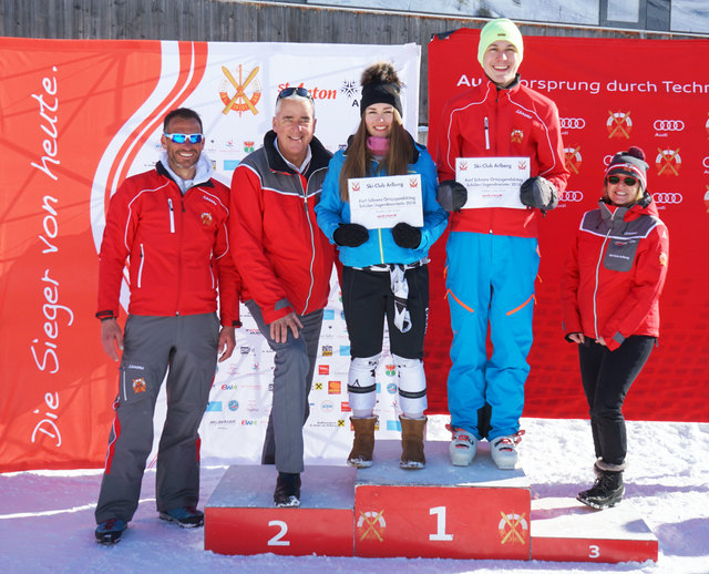 Die SCA-Schüler- und Jugendmeister 2018 Julia Dukanovic und Benjamin Siess (Mitte) mit SCA-Kassier Gerhard Eichhorn, SCA-Präsident Josef Chodakowsky und SCA-Schriftführerin Wilma Himmelfreundpointner (v.l.) | Foto: Paul Schranz