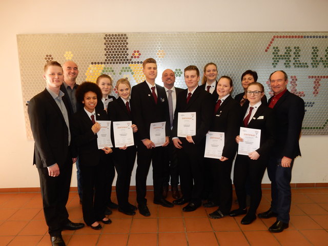 von li:Diplombarkeeper Manfred Wagner, Rene Gruber BEd, Jacqueline Tatsi, Hanna Griessenberger, Lena Klement, Manuel Vacha, Martin Eibenberger BEd, 
Simon Hermann, Anna Lena Veigl, Claudia Steindler, FOL FV Monika 
Hermann, Alexandra Bogenreither, Dir Prof. Mag. Franz Hopfgartner