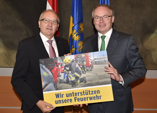 Geld vom Land: Karl Moser und Stephan Pernkopf unterstützen zwei Feuerwehren aus dem Bezirk.